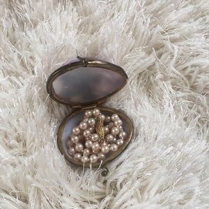 Pink pearl necklace with shell case 💕